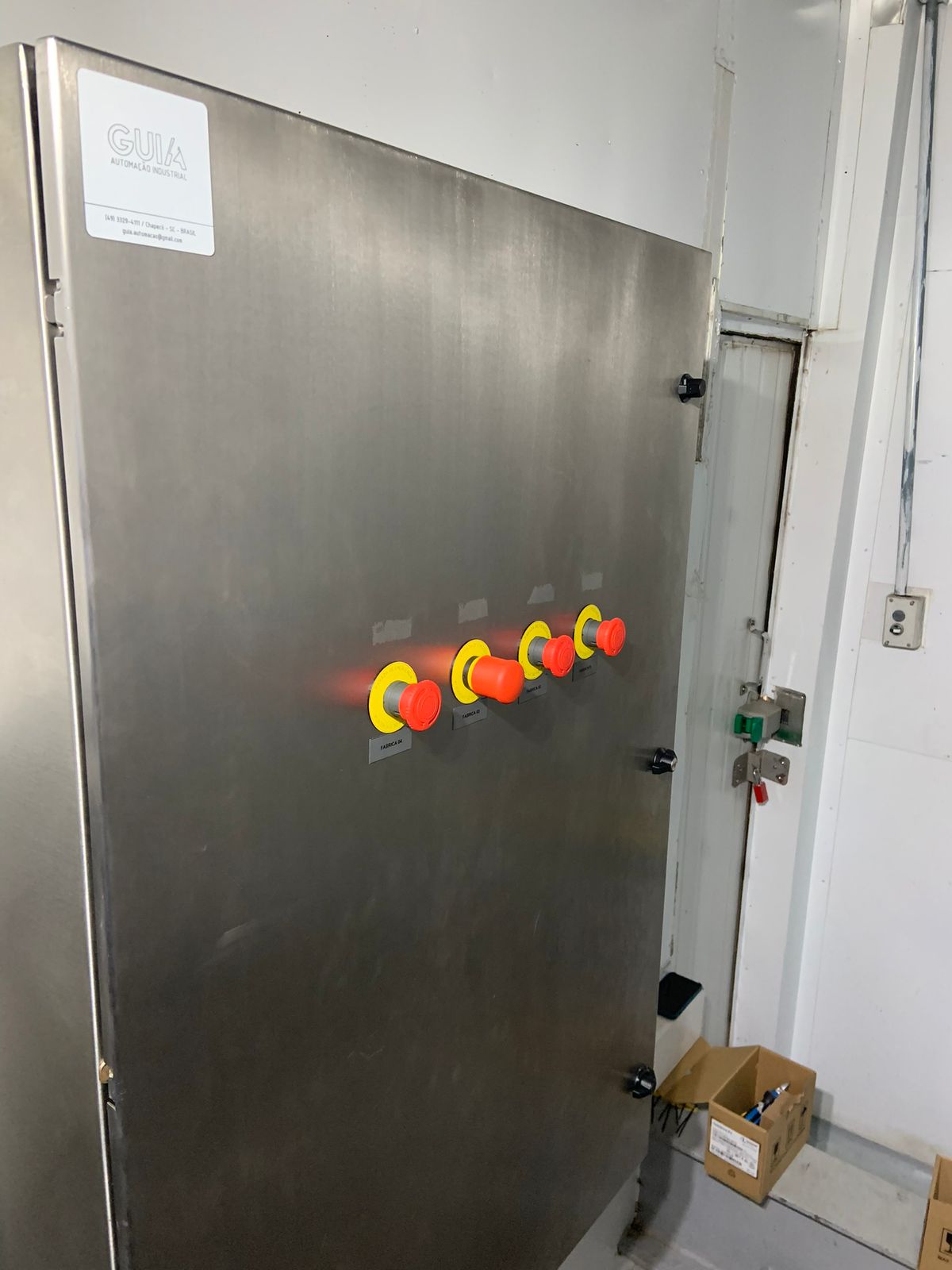 Painel Elétrico com Botões de Emergência